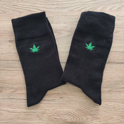 Personalisierte SOCKEN mit Hanfblatt und Wunschtext bestickt